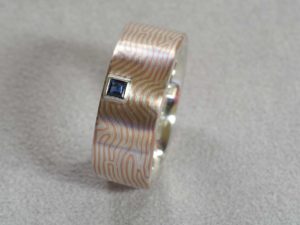 Silber-Ring mit dunkelblauem Stein und Wellenmuster
