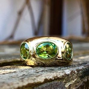 Gelbgoldener Ring mit grünem Stein