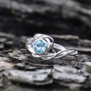 Ozeanring mit Blautopas auf Baumrinde von Goldschmiedin Nora Sbach
